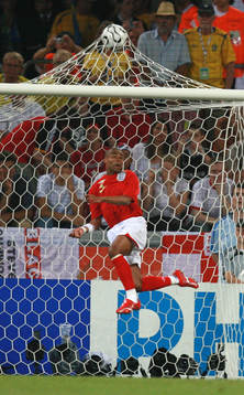 Ashley Cole, England kan inte stoppa nicken från Marcus
