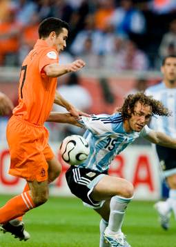 Robin van Persie, Holland och Gabriel Milito, Argentina