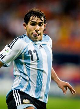 Carlos Tevez, Argentina håller tungan rätt i mun