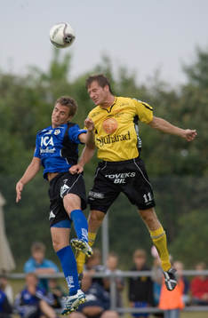 Martin Fribrock och Daniel Mobaeck nickduellerar. Nick,