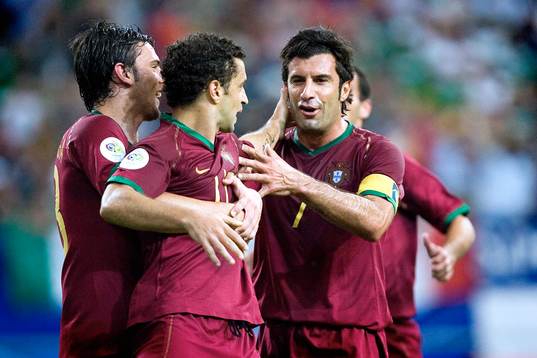 Luis Figo springer fram och jublar med Sabrosa Simao som
