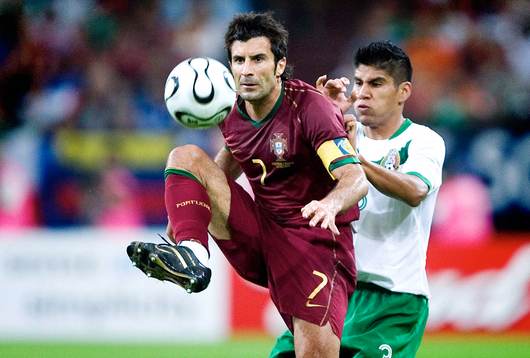 Luis Figo, Portugal med Carlos Salcido, Mexico i ryggen