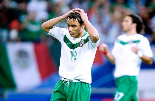 Omar Bravo, Mexico skjuter straffen utanför