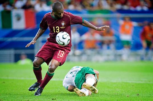 Luis Perez, Mexico slänger sig i målområdet bredvid