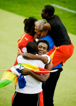 Derek Boateng, Ghana, och resten av laget jublar