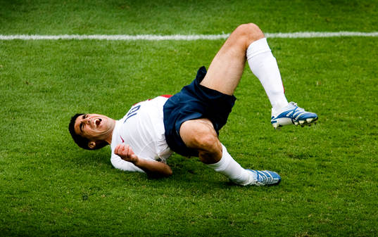 Fotboll, VM 2006, Claudio Reyna, USA. skada, ont, tackling