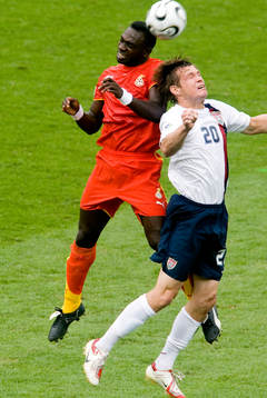 John Mensah, Ghana och Brian McBride, USA