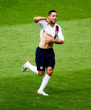 Clint Dempsey, USA. Målgest, jubel, revben, bröst, mage