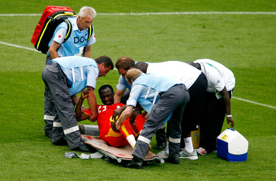 Fotboll, VM 2006, Haminu Draman, Ghana. Skada, bår,