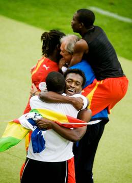 Derek Boateng, Ghana, och resten av laget jublar