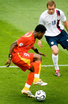 Derek Boateng, Ghana och Jimmy Conrad, USA