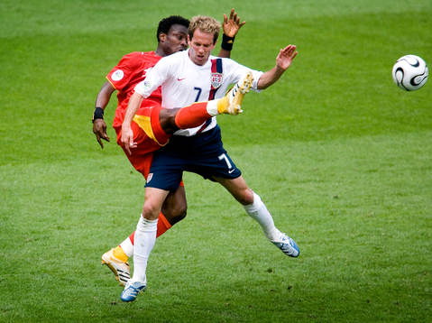 Derek Boateng, Ghana och Eddie Lewis, USA