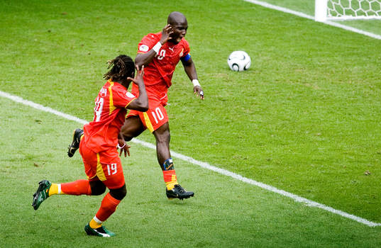 Stephen Appiah, Ghana, jubel med Razak Pimpong
