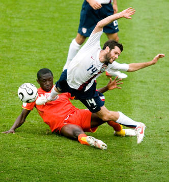 Ben Olsen, USA fälls av Matthew Amoah, Ghana