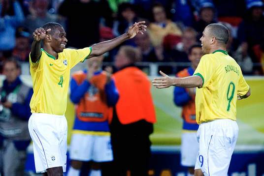 Juan och Ronaldo kramar om varandra
