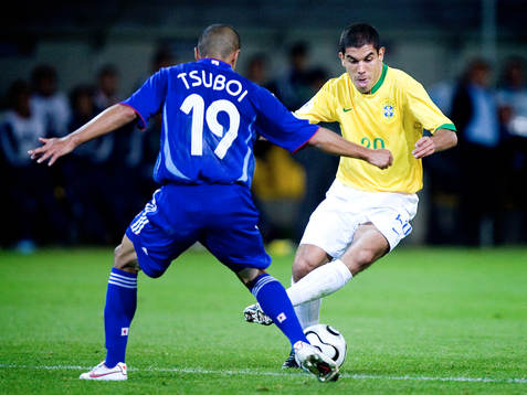 Ricardinho, Brasilien fintar bort Keisuke Tsuboi, Japan