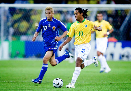 Ronaldinho, Brasilien driver boll. Junichi Inamoto, Japan