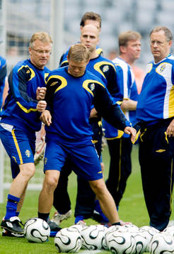 Marcus Allbäck och Roland Andersson skojar på träningen.