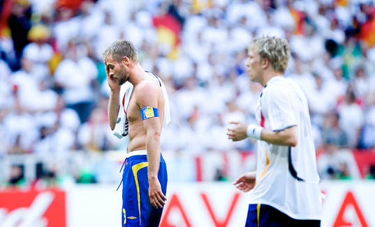 Olof Mellberg och Erik Edman lämnar arenan