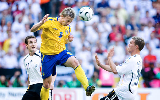 Erik Edman, Sverige är först upp och nickar undan  bollen
