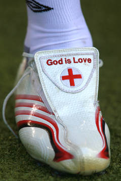 "God is Love" står det på Aaron Lennon skor (Sko)