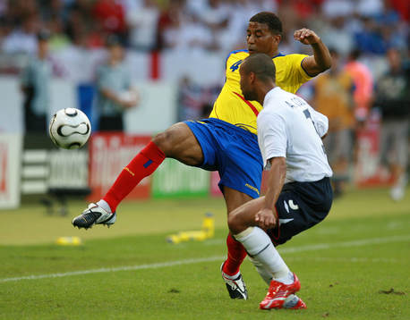 Ashley Cole, England och Ulises De La Cruz, Ecuador
