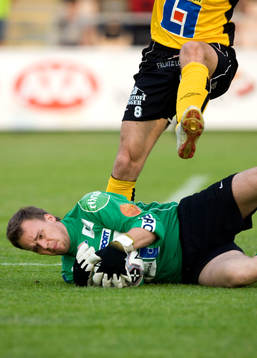 Petter Augustsson, målvakt, Umeå  blir överkörd av