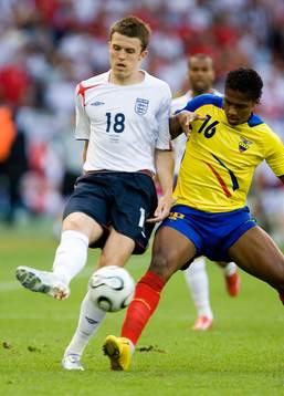 Michael Carrick, England och Luis Valencia, Ecuador