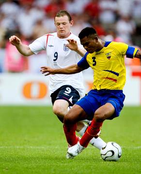 Wayne Rooney, England och Ivan Hurtado, Ecuadaor