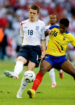 Michael Carrick, England och Luis Valencia, Ecuador