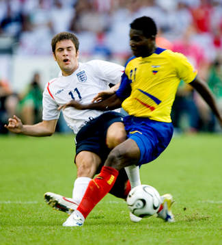 Joe Cole, England och Carlos Tenorio, Ecuador