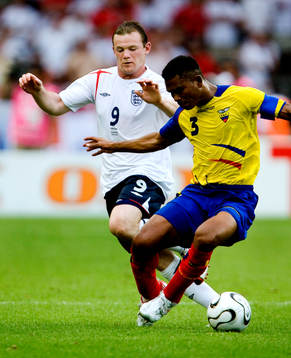 Wayne Rooney, England och Ivan Hurtado, Ecuadaor