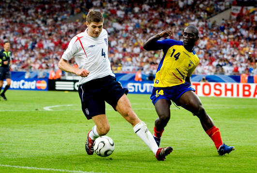 Steven Gerrard, England och Segundo Castillo, Ecuador
