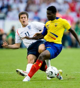 Joe Cole, England och Carlos Tenorio, Ecuador