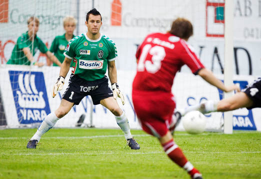 Mikael Eriksson, Degerfors skjuter på Lee Baxter,