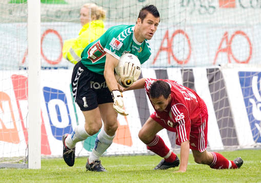 Lee Baxter, Landskrona (Målvakt) räddar ett av Daniel