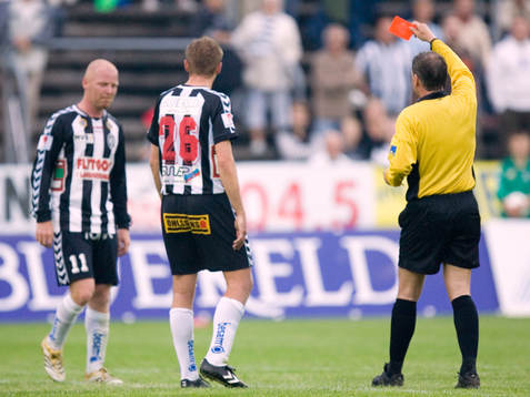 Domare Patrik Johansson, ger Jörgen Pettersson, Landskrona