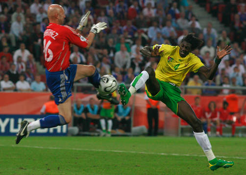 Fabien Barthez, Frankrike (Målvakt) och Emmanuel Adebayor,