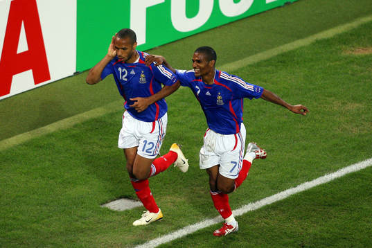 Florent Malouda och Thierry Henry (Jubel)