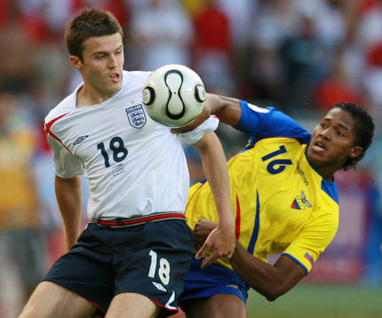 Michael Carrick, England och Luis Valencia, Ecuador