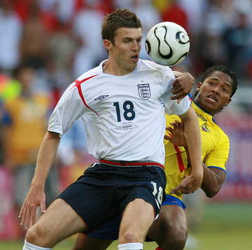 Michael Carrick, England och Luis Valencia, Ecuador
