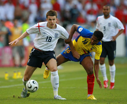 Michael Carrick, England och Luis Valencia, Ecuador