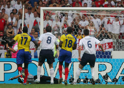 David Beckham, England slår in en frispark Cristian Mora,