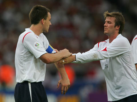 David Beckham överlåter kaptensbindeln till John Terry,