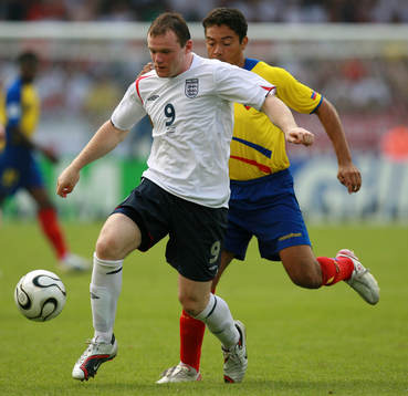 Wayne Rooney, England och Edwin Tenorio, Ecuador