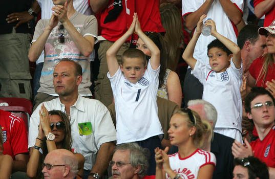 Victoria och Brooklyn Beckham (Fru och son till David