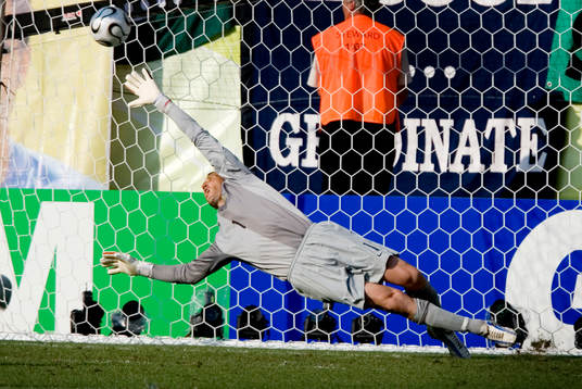 Mark Schwarzer, (målvakt) Australien slänger sig