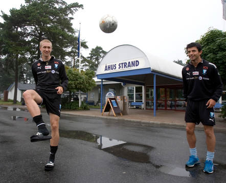 De yngre spelarna kickar boll utanför Hotel Åhusstrand