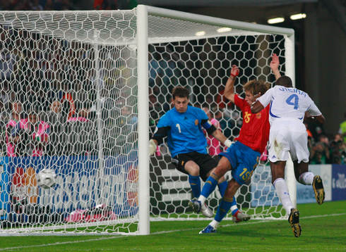 Patrick Vieira, Frankrike nickar in 1-2 bakom Sergio Ramos