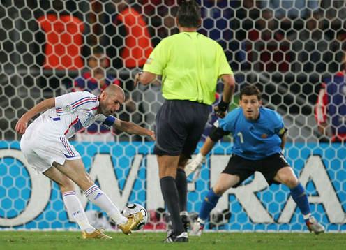 Zinedine Zidane, Frankrike gör mål på Iker Casillas,